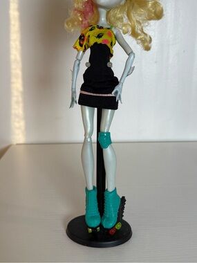 Monster High Skultimate Roller Maze Lagoona Blue dress, skates and one knee pad